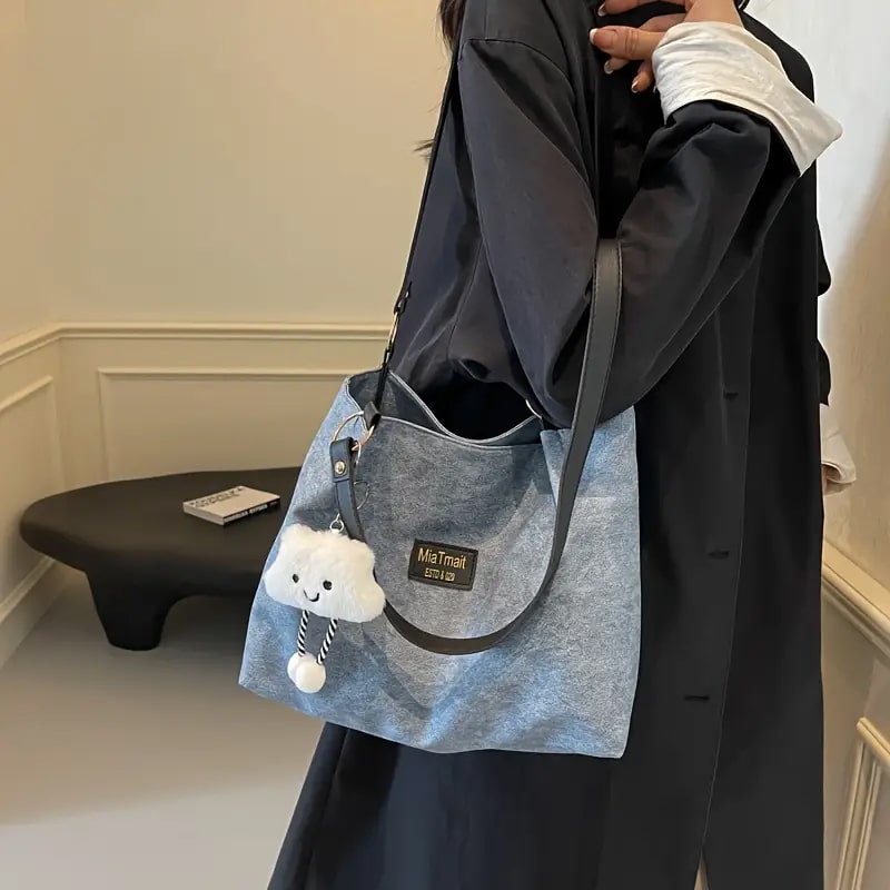 Large capacity shoulder bag