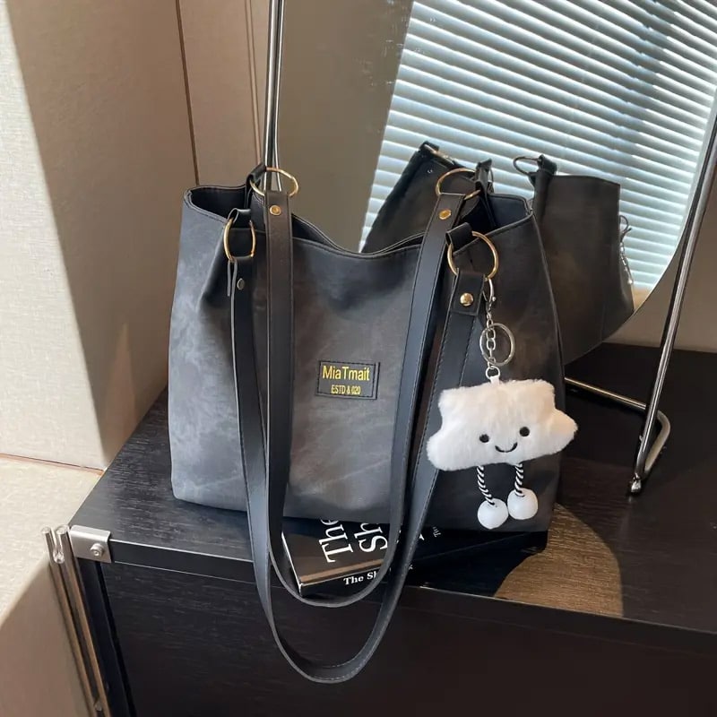 Large capacity shoulder bag