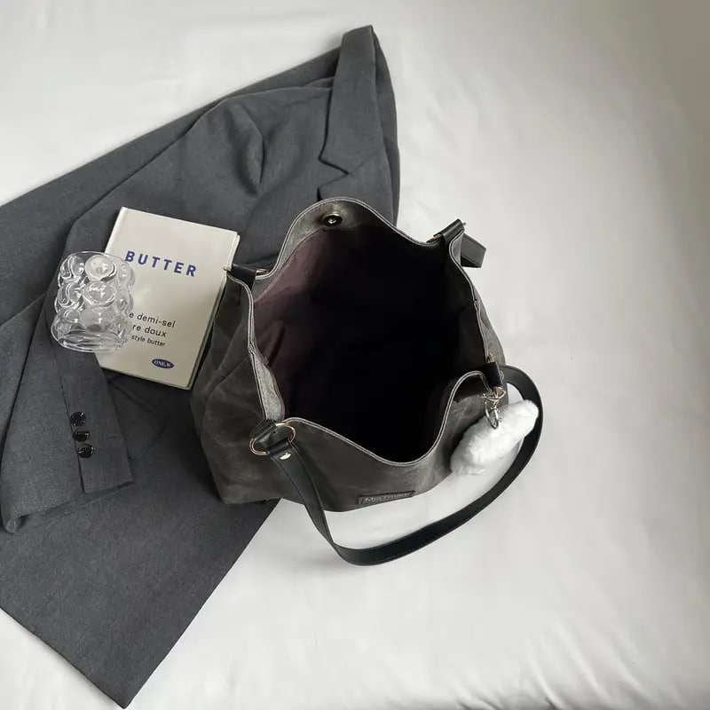 Large capacity shoulder bag