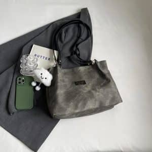 Large capacity shoulder bag