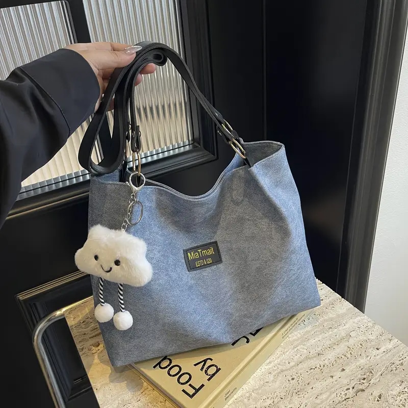 Large capacity shoulder bag