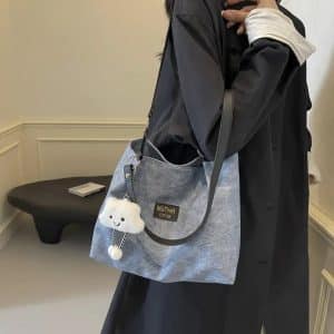 Large capacity shoulder bag