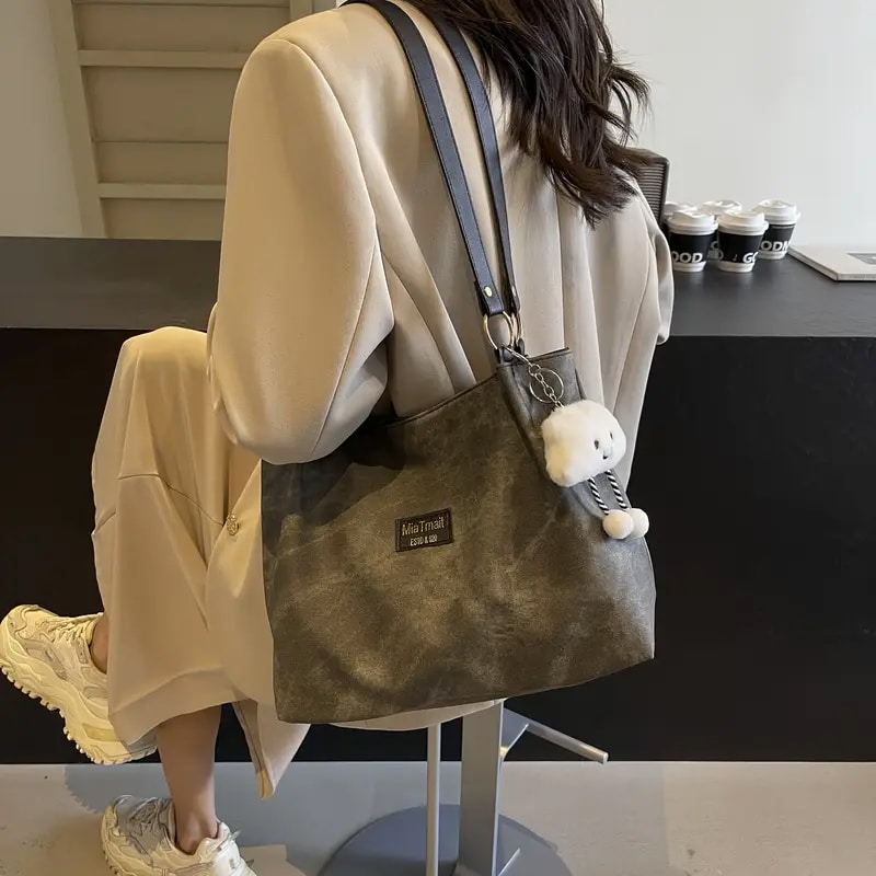 Large capacity shoulder bag