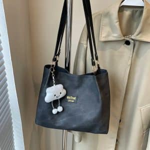 Large capacity shoulder bag