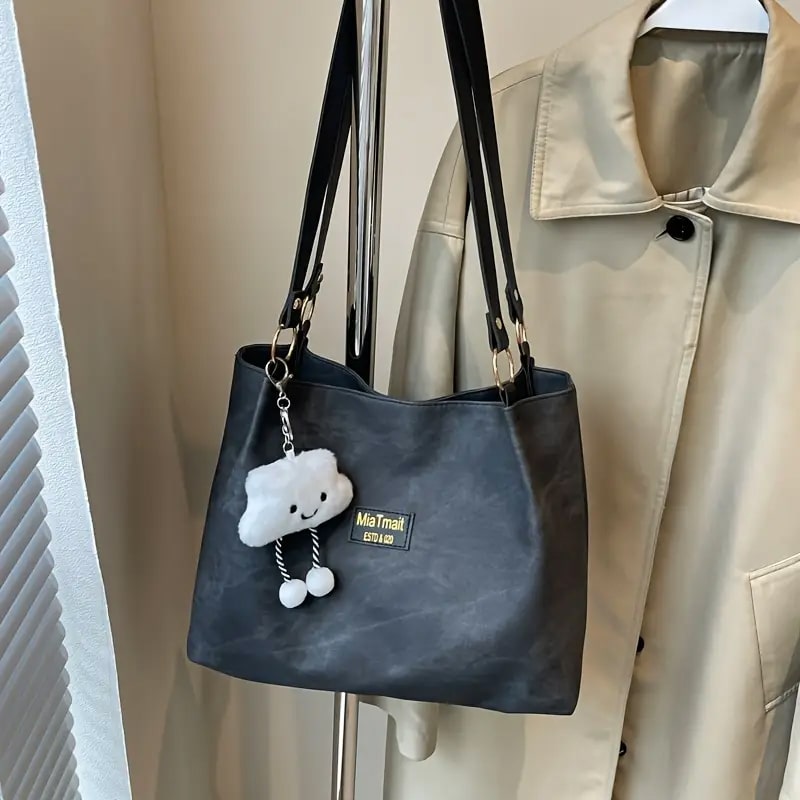Large capacity shoulder bag